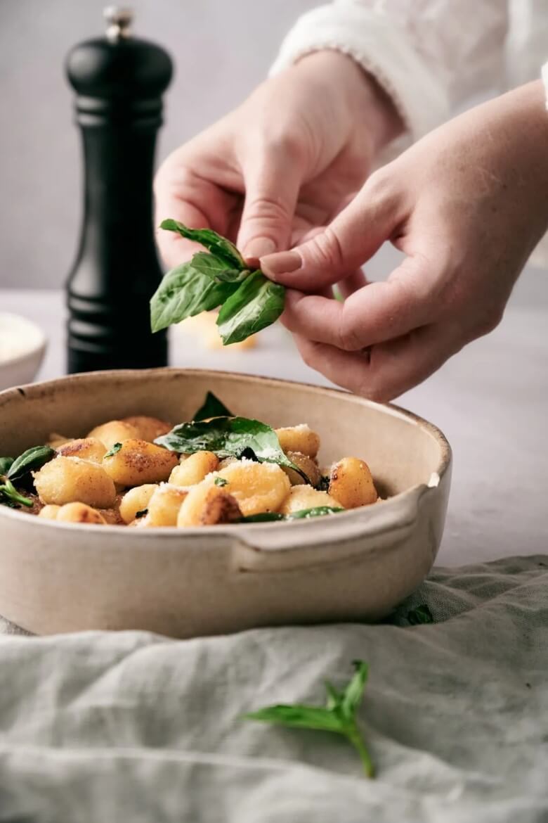 Rezept für gebratene Gnocchi mit Butter und Basilikumsauce