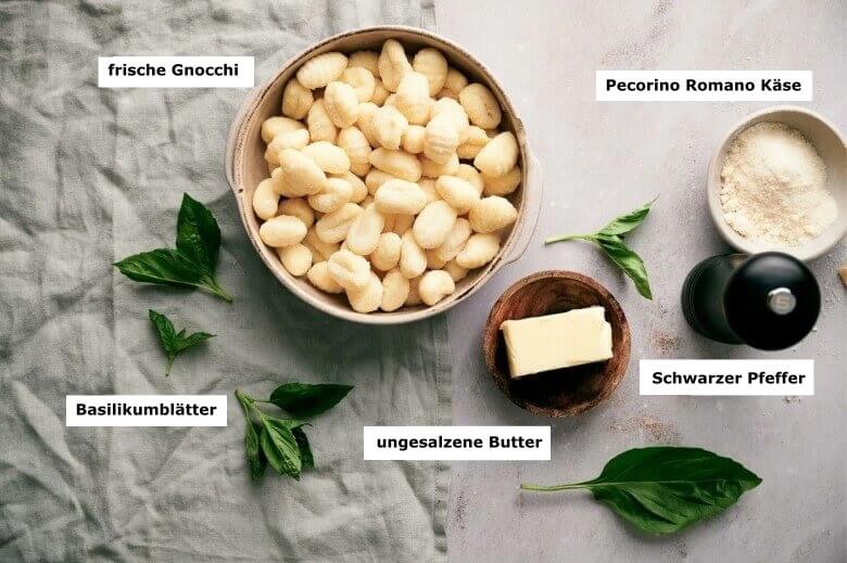 Zutaten für gebratene Gnocchi mit Butter und Basilkumsauce