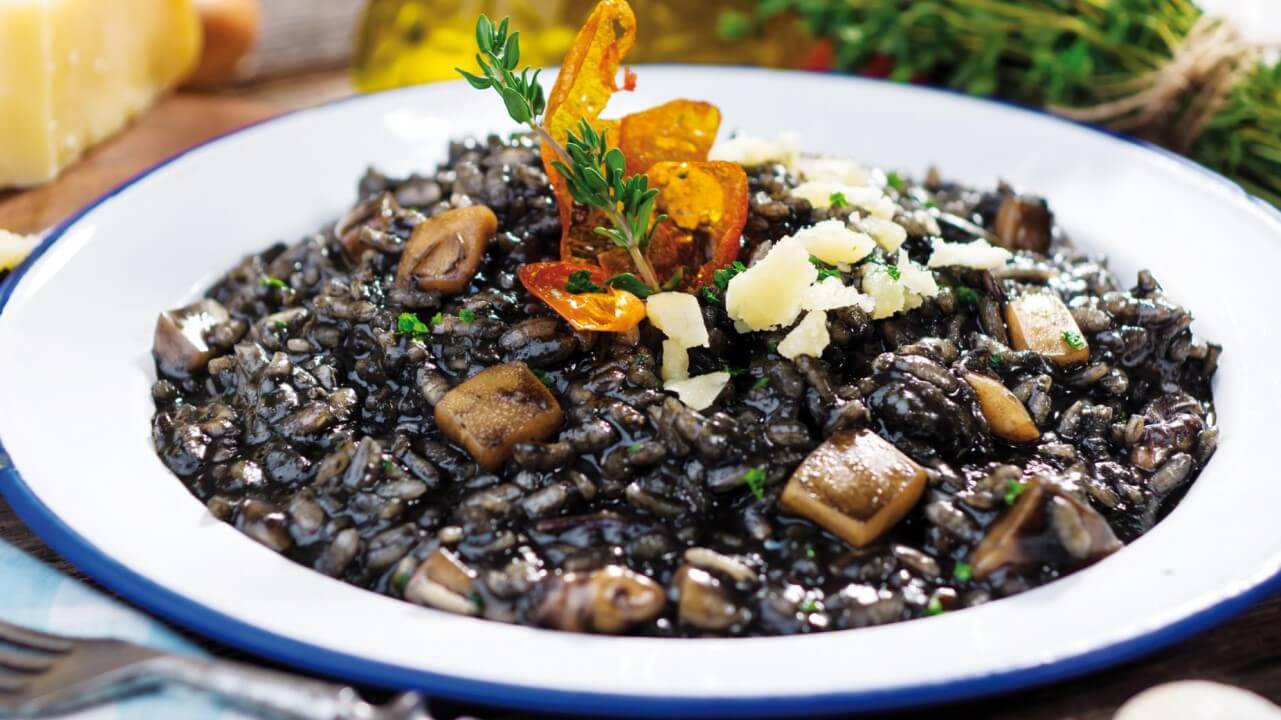 Risotto nero: Schwarzes Risotto mit Tintenfisch