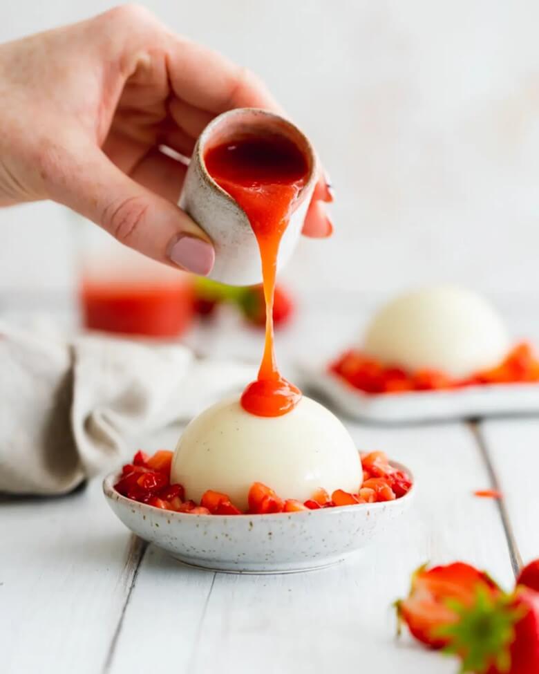 Original Rezept der italienischen Küche - Panna Cotta mit Erdbeersauce